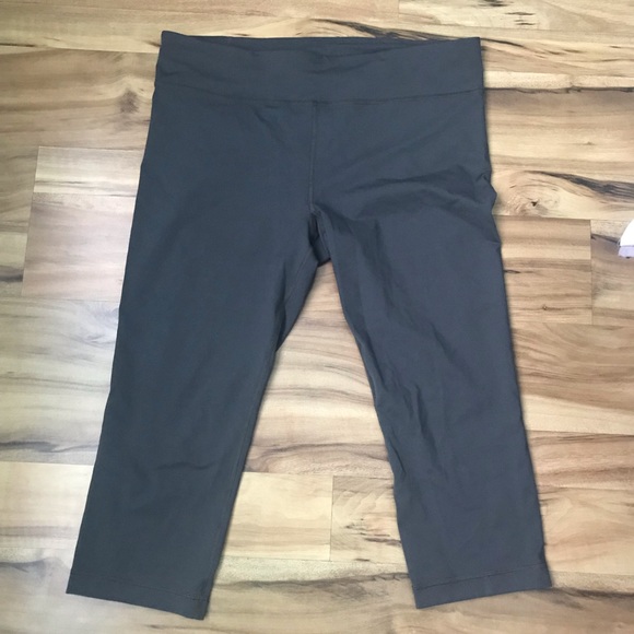 Under Armour Pants - 🖤Under Armour Ladies Crops🖤